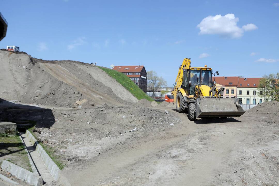 Meras apžiūrėjo aikštelės ir piliavietės darbus