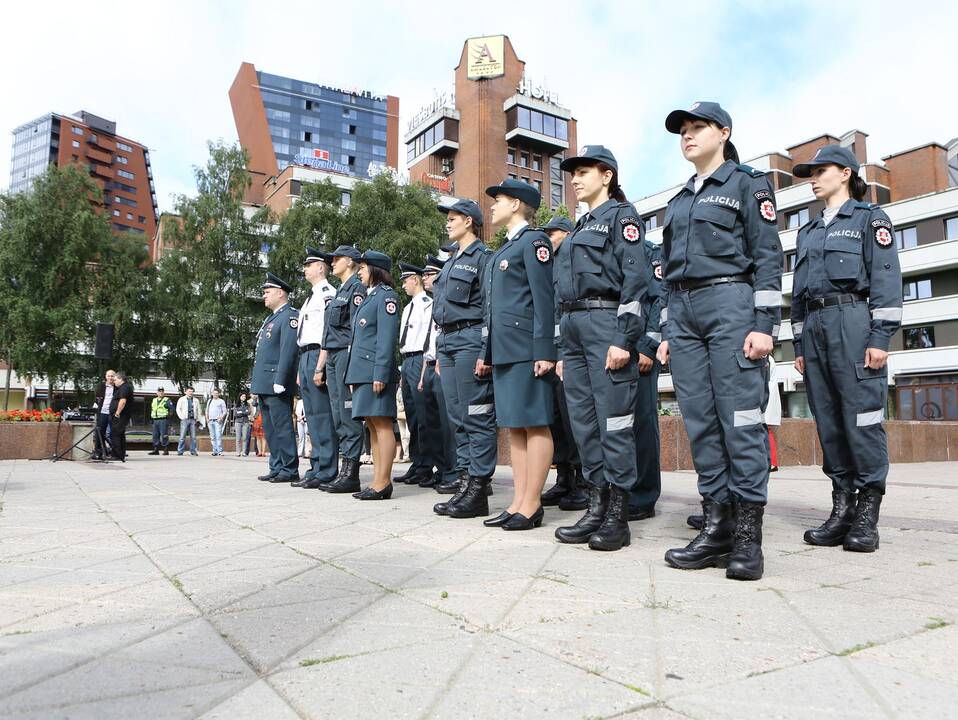 Klaipėdoje atsisveikinta su patyrusiais pareigūnais, prisaikdinti nauji policininkai  Skaitykite daugiau: http://klaipeda.diena.lt/naujienos/klaipeda/miesto-pulsas/klaipedoje-atsisveikinta-su-patyrusiais-pareigūnais-prisaikdinti-nauji-policininkai-637527#