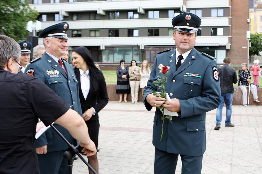 Klaipėdoje atsisveikinta su patyrusiais pareigūnais, prisaikdinti nauji policininkai  Skaitykite daugiau: http://klaipeda.diena.lt/naujienos/klaipeda/miesto-pulsas/klaipedoje-atsisveikinta-su-patyrusiais-pareigūnais-prisaikdinti-nauji-policininkai-637527#