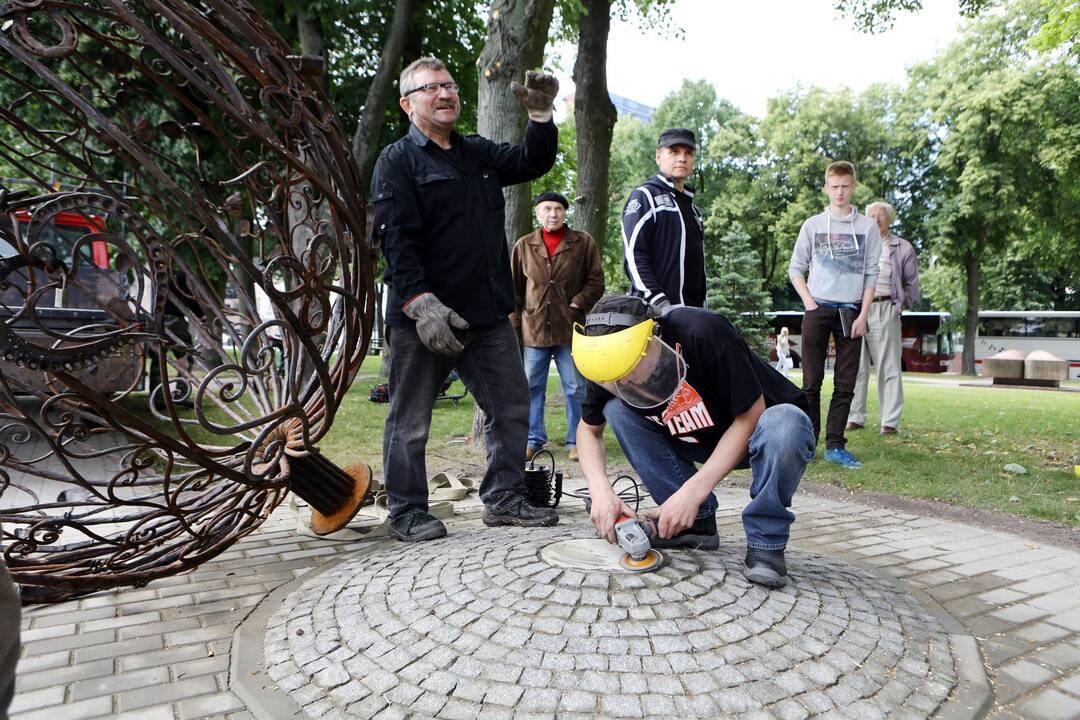 Pastatyta Meilės skulptūra