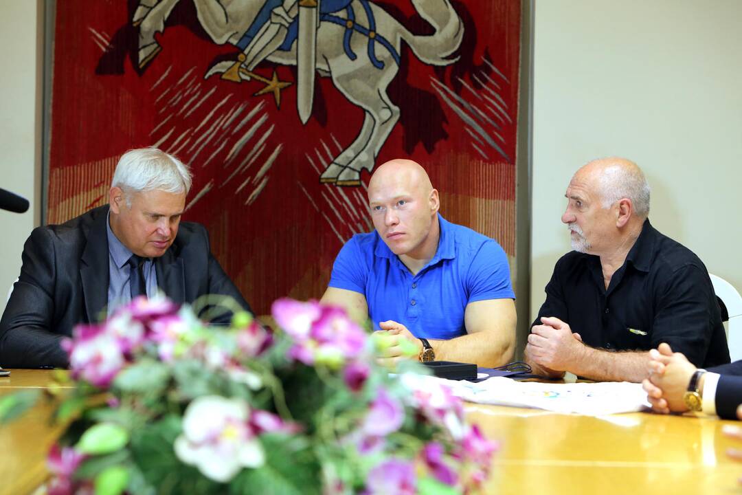 Meras pasveikino Aurimą Didžbalį