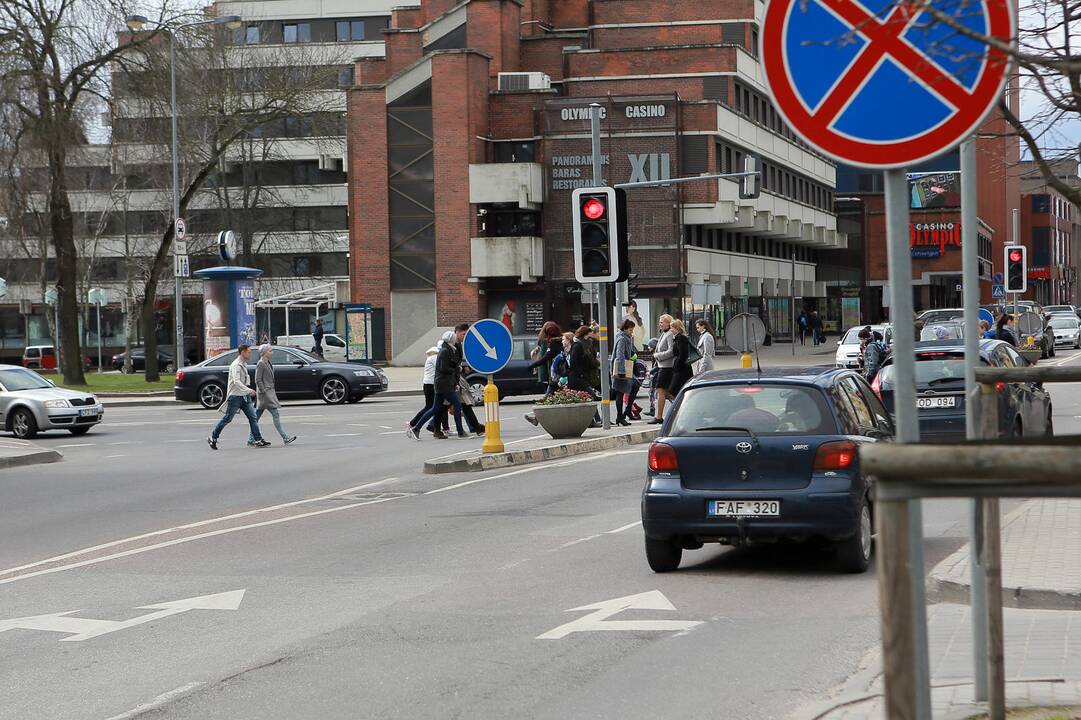 Muzikinio teatro baleto grupės pasirodymas viešąjame autobuse
