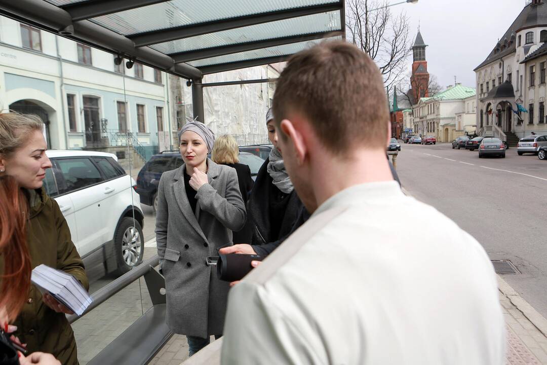 Muzikinio teatro baleto grupės pasirodymas viešąjame autobuse