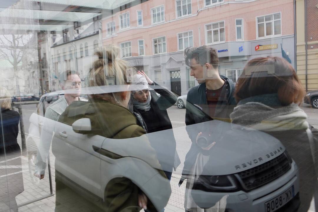 Muzikinio teatro baleto grupės pasirodymas viešąjame autobuse