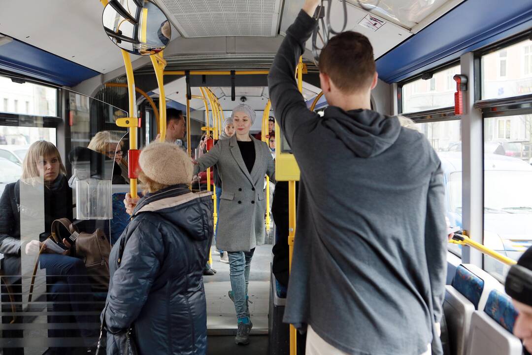 Muzikinio teatro baleto grupės pasirodymas viešąjame autobuse