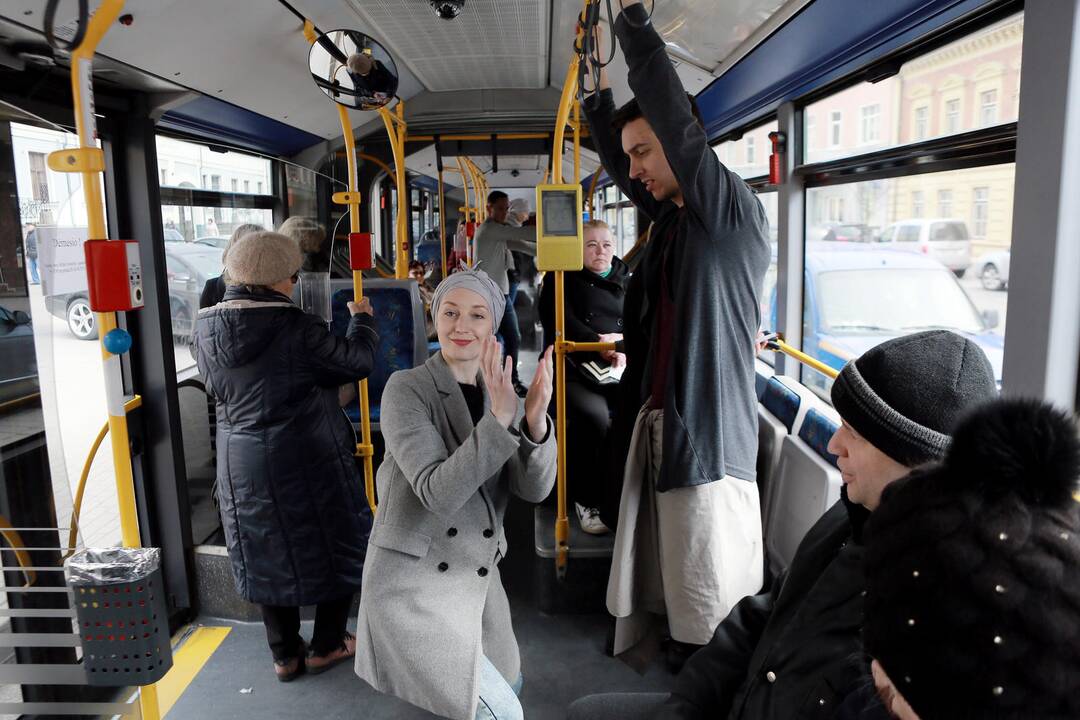 Muzikinio teatro baleto grupės pasirodymas viešąjame autobuse