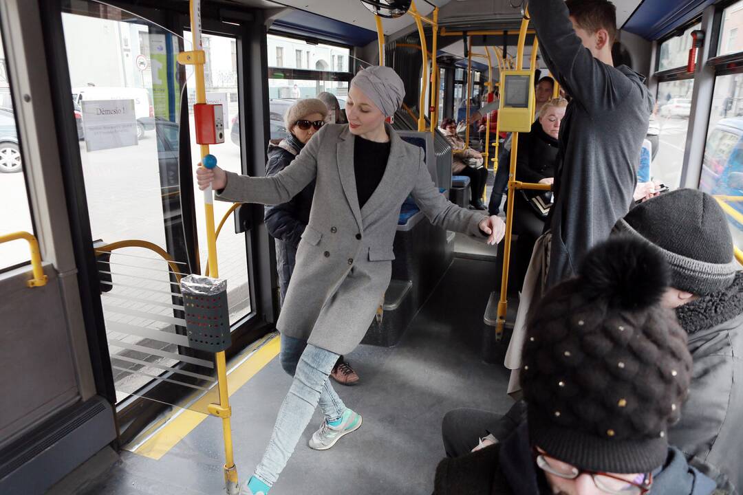 Muzikinio teatro baleto grupės pasirodymas viešąjame autobuse