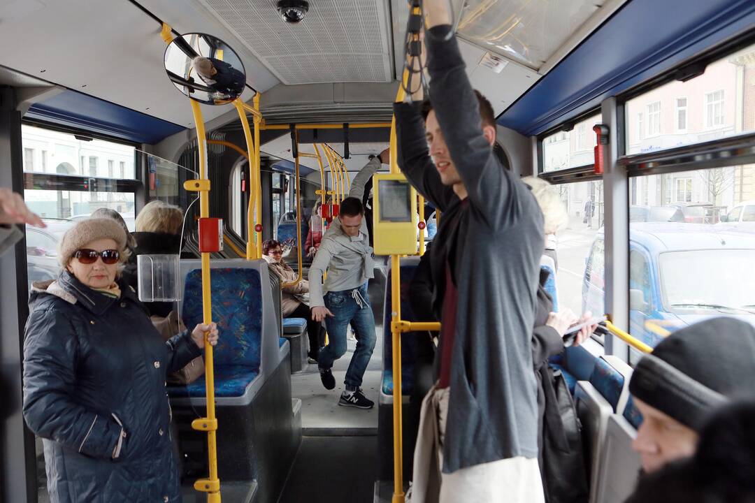 Muzikinio teatro baleto grupės pasirodymas viešąjame autobuse