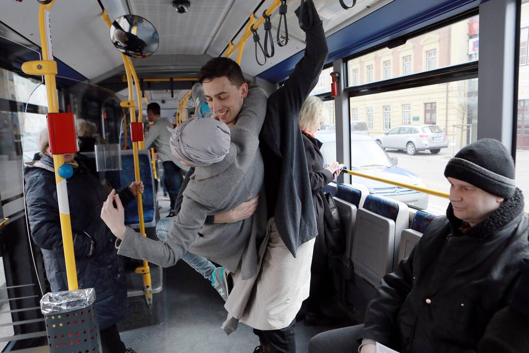 Muzikinio teatro baleto grupės pasirodymas viešąjame autobuse