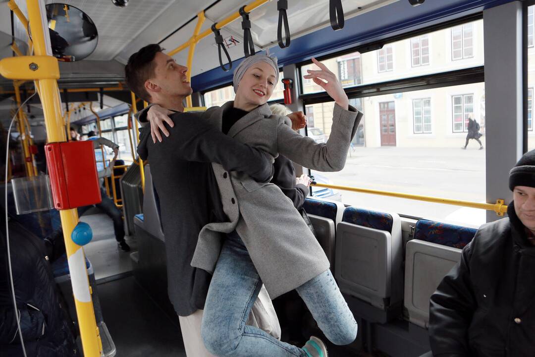 Muzikinio teatro baleto grupės pasirodymas viešąjame autobuse