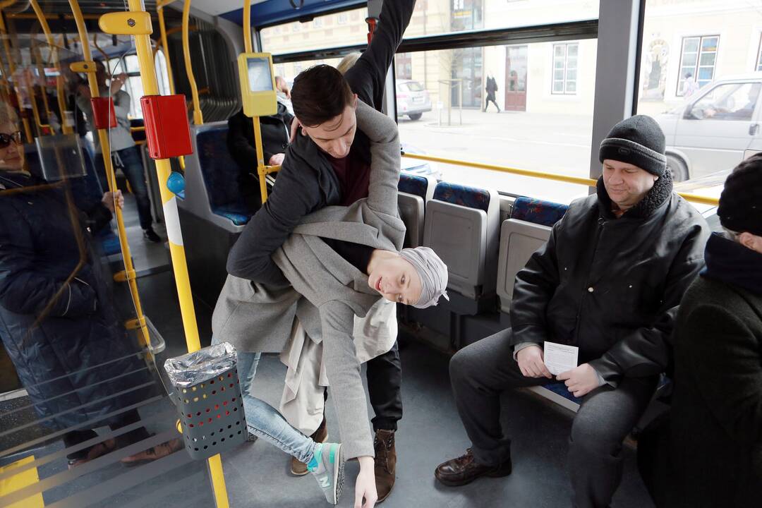 Muzikinio teatro baleto grupės pasirodymas viešąjame autobuse
