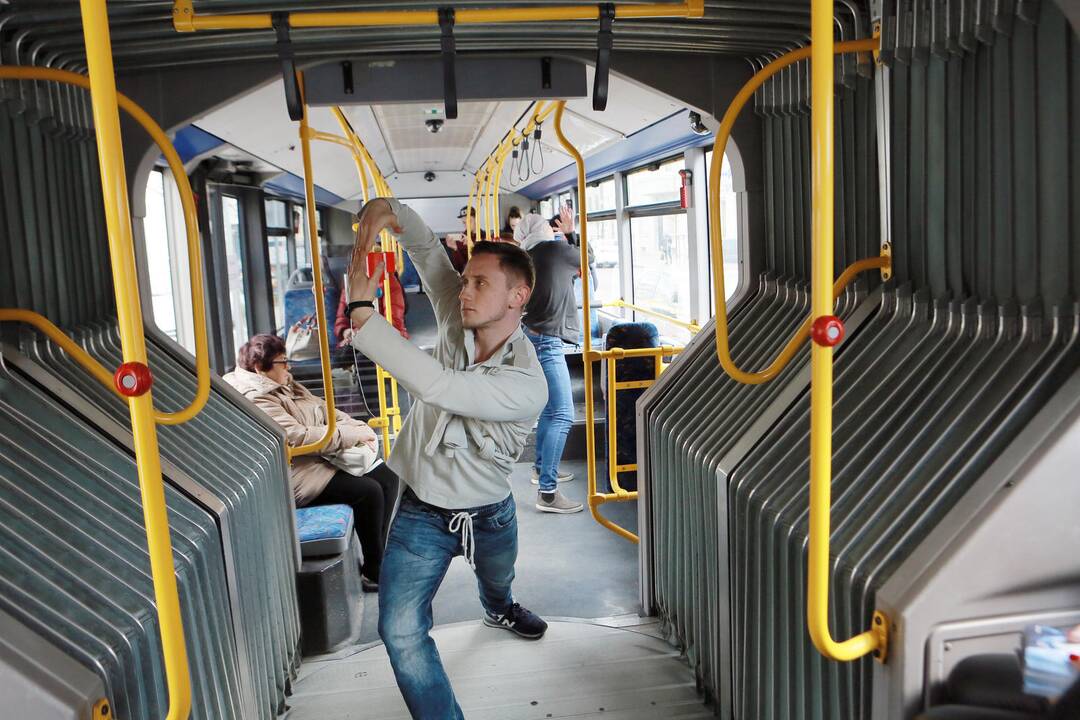 Muzikinio teatro baleto grupės pasirodymas viešąjame autobuse
