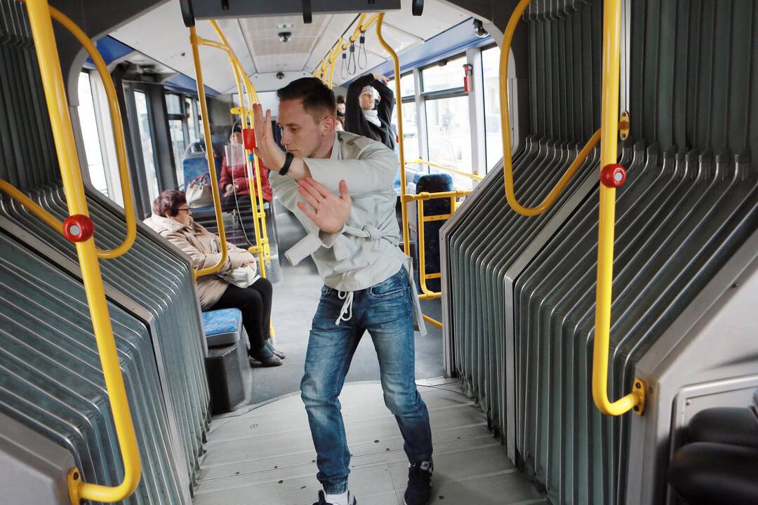 Muzikinio teatro baleto grupės pasirodymas viešąjame autobuse