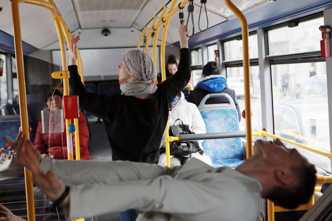Muzikinio teatro baleto grupės pasirodymas viešąjame autobuse