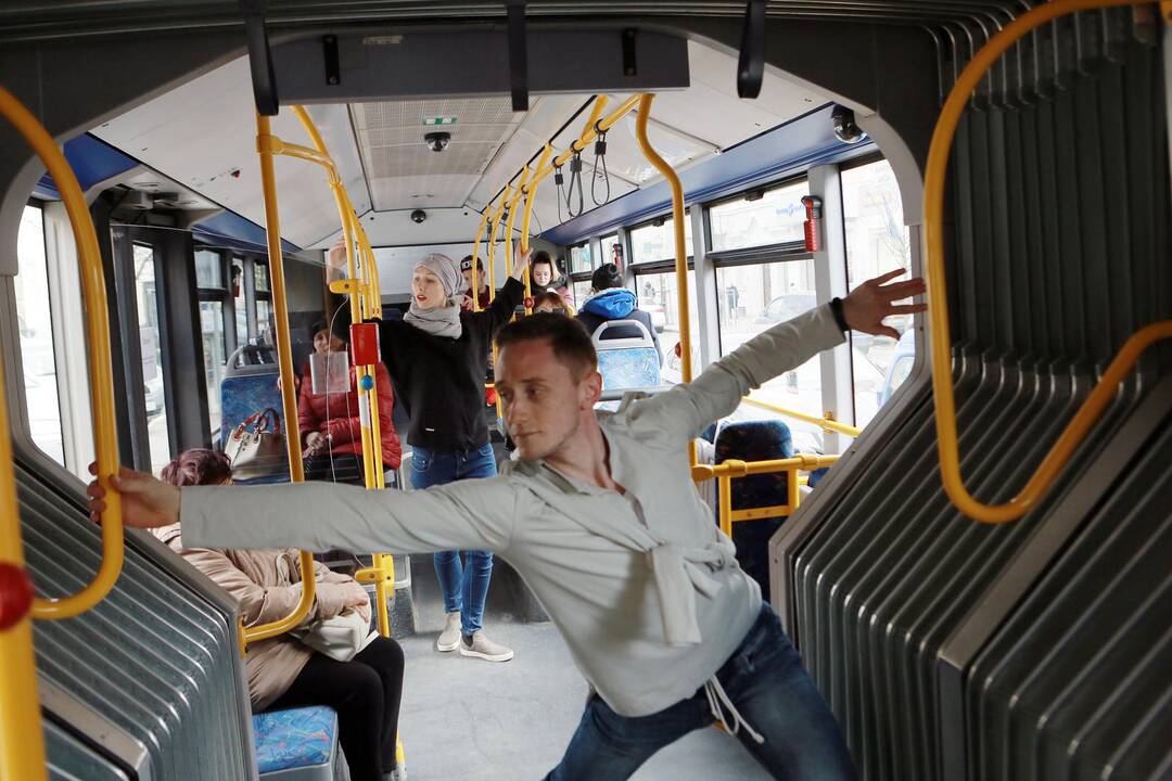 Muzikinio teatro baleto trupės pasirodymas viešąjame autobuse