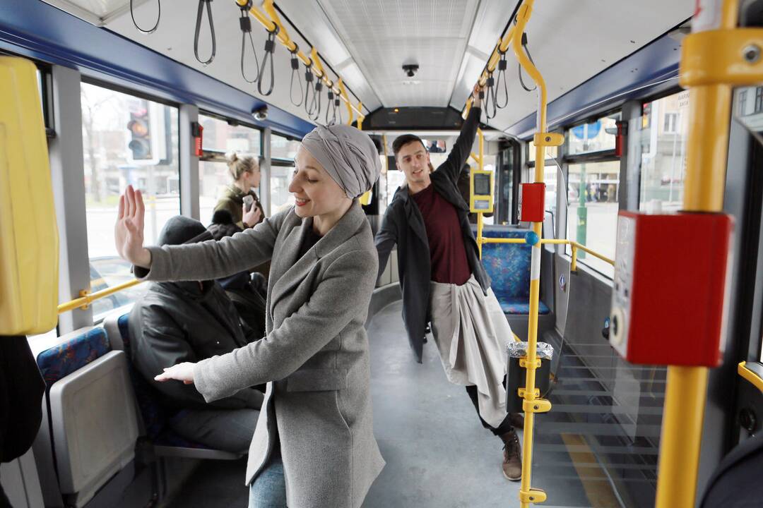 Muzikinio teatro baleto grupės pasirodymas viešąjame autobuse