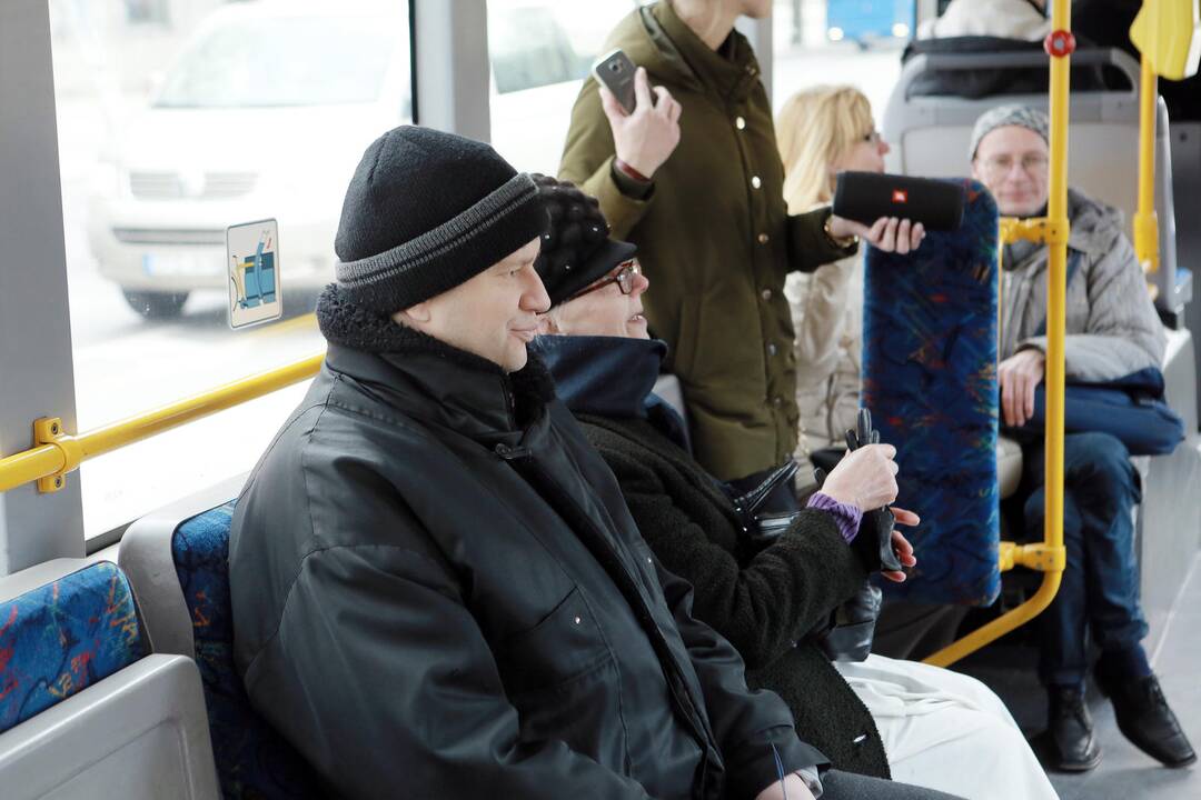 Muzikinio teatro baleto grupės pasirodymas viešąjame autobuse
