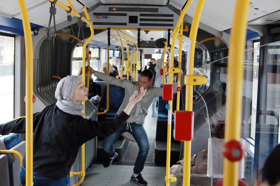 Muzikinio teatro baleto grupės pasirodymas viešąjame autobuse