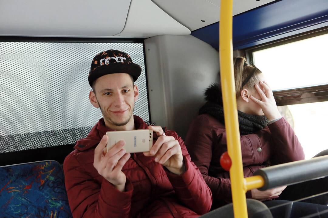 Muzikinio teatro baleto grupės pasirodymas viešąjame autobuse