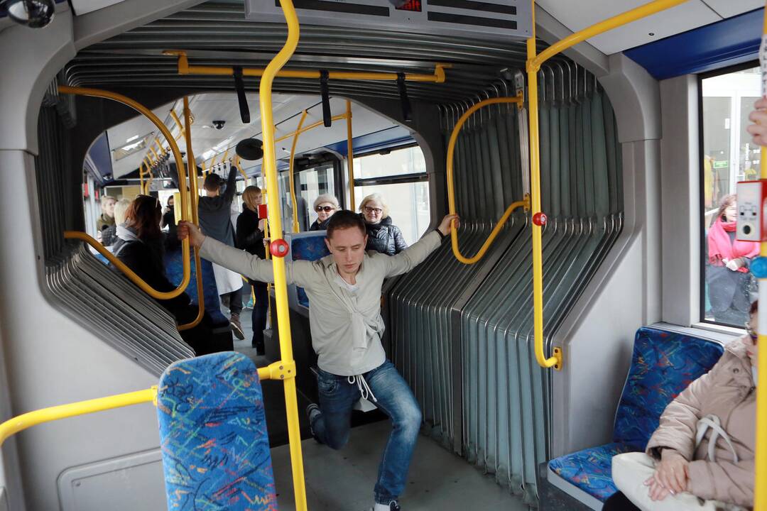 Muzikinio teatro baleto grupės pasirodymas viešąjame autobuse