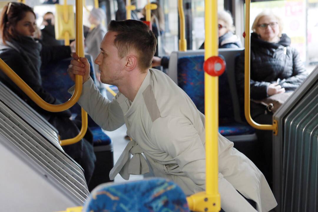 Muzikinio teatro baleto grupės pasirodymas viešąjame autobuse