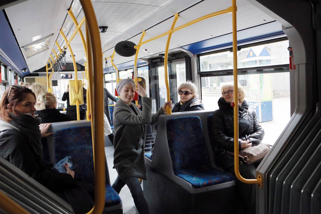 Muzikinio teatro baleto grupės pasirodymas viešąjame autobuse