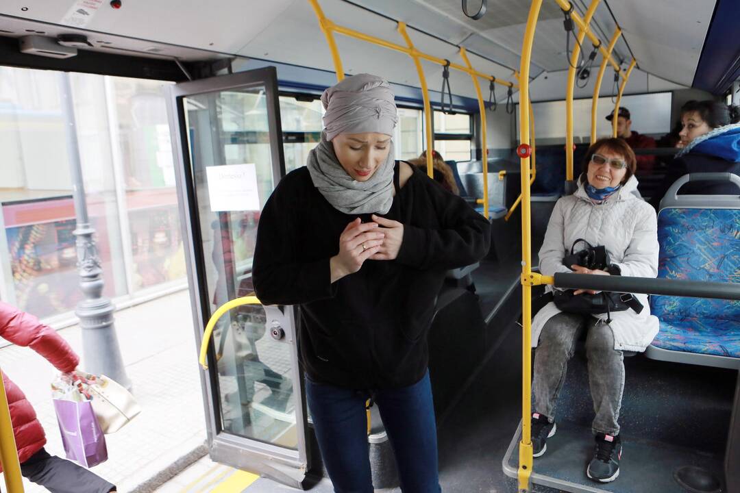 Muzikinio teatro baleto grupės pasirodymas viešąjame autobuse