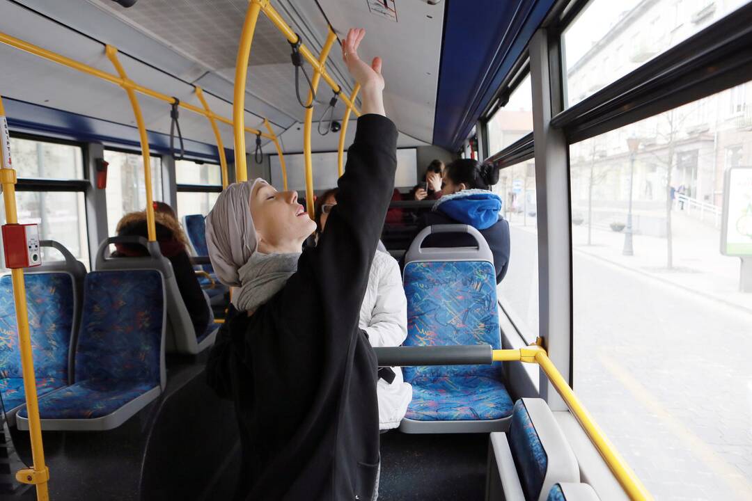 Muzikinio teatro baleto grupės pasirodymas viešąjame autobuse