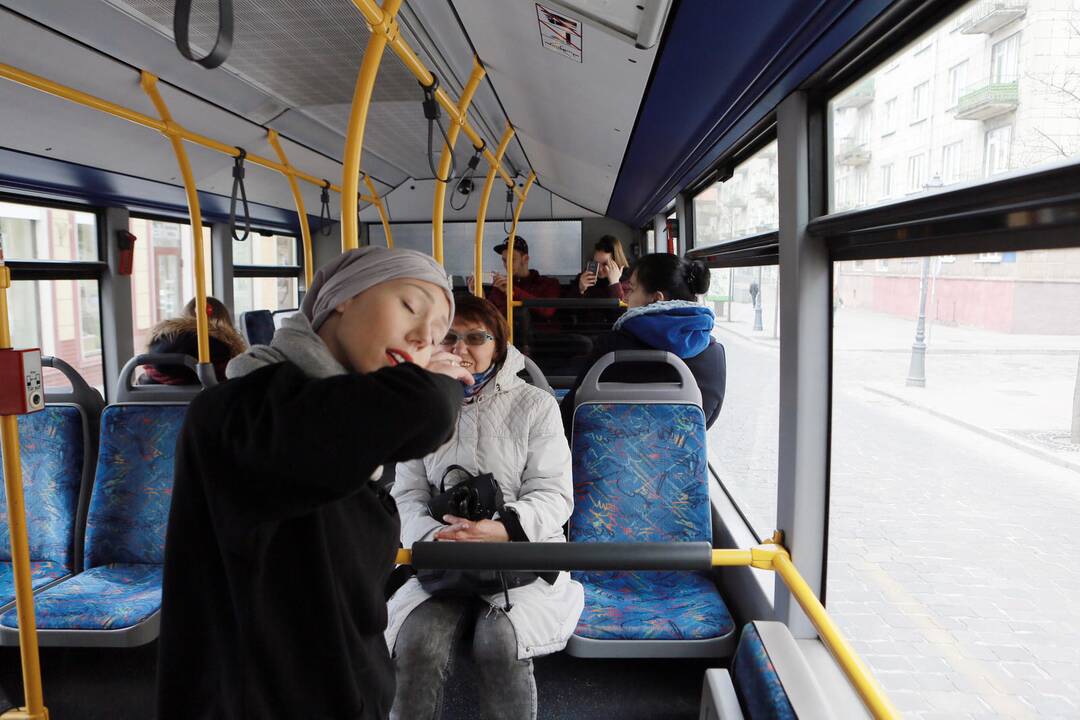Muzikinio teatro baleto grupės pasirodymas viešąjame autobuse