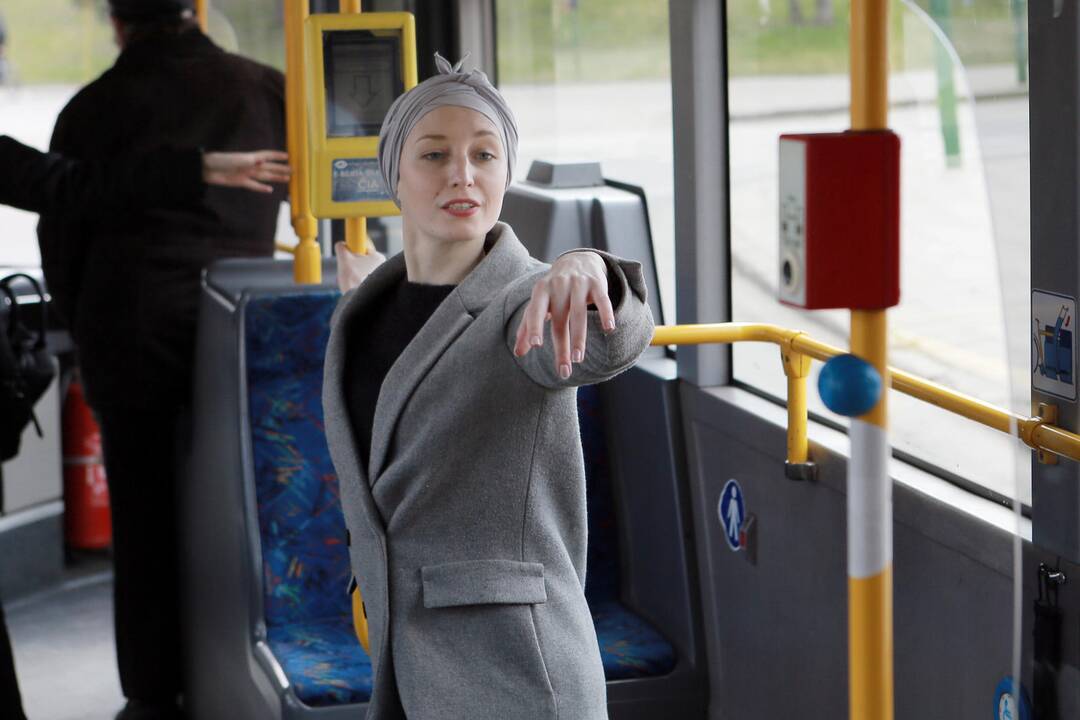 Muzikinio teatro baleto grupės pasirodymas viešąjame autobuse