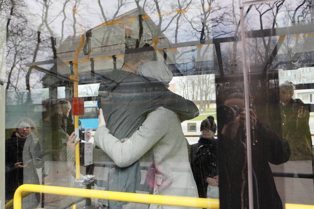 Muzikinio teatro baleto grupės pasirodymas viešąjame autobuse