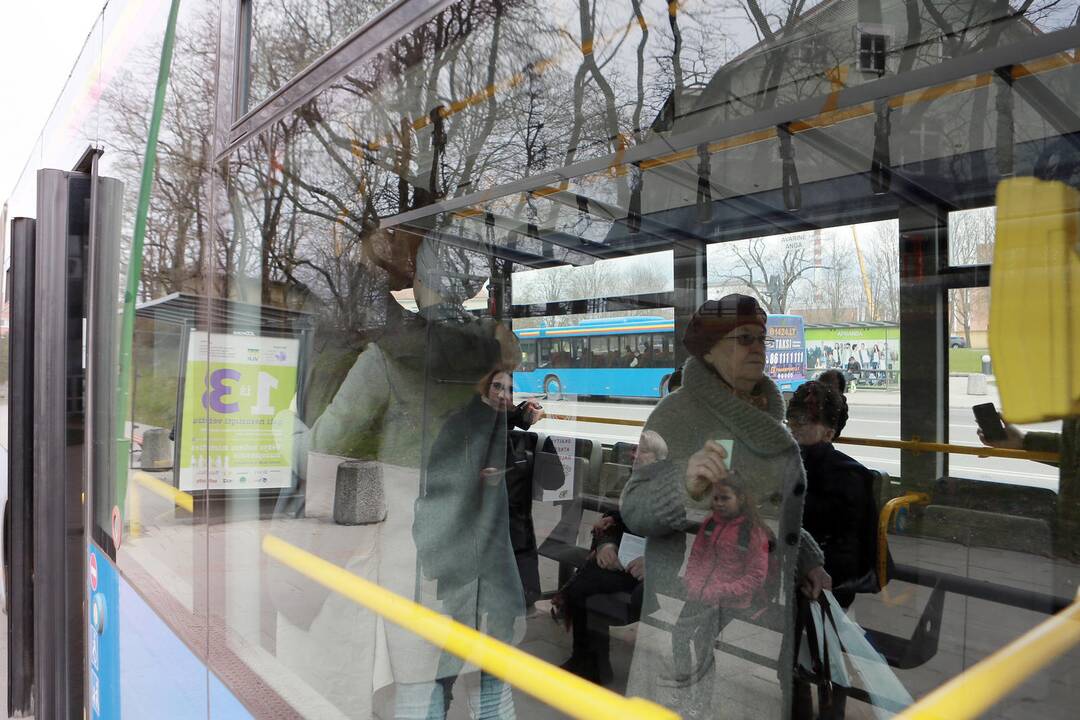 Muzikinio teatro baleto grupės pasirodymas viešąjame autobuse