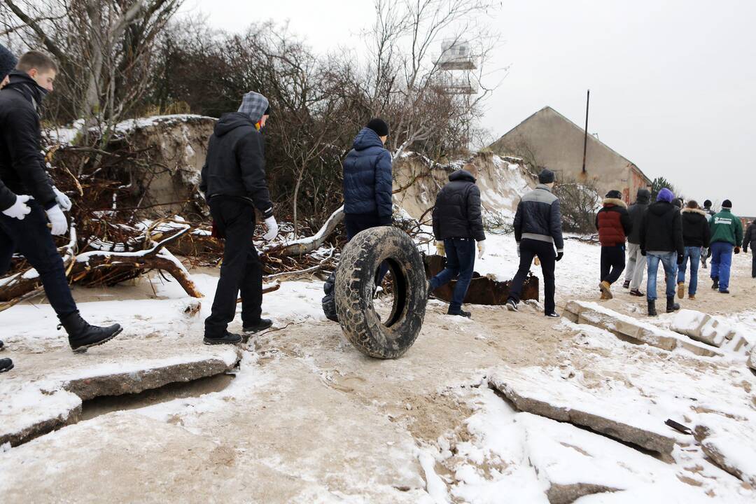 Policijos mokyklos kursantai tvarko pajūrį