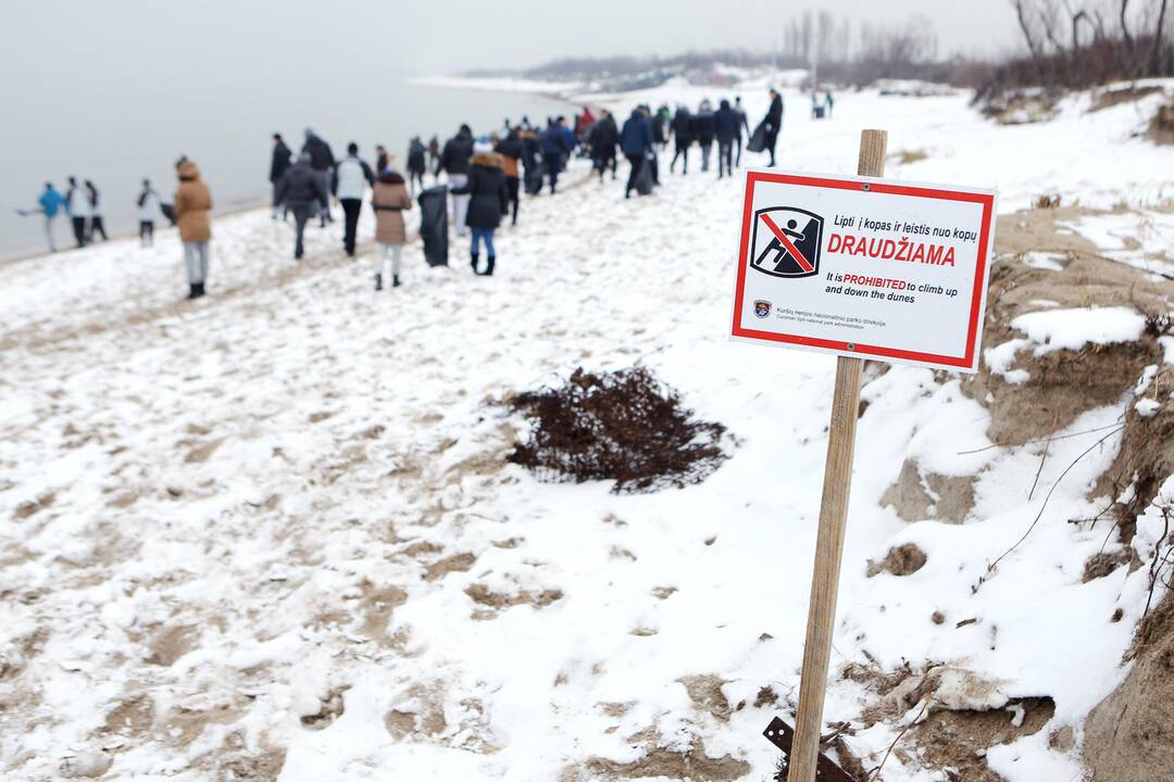 Policijos mokyklos kursantai tvarko pajūrį