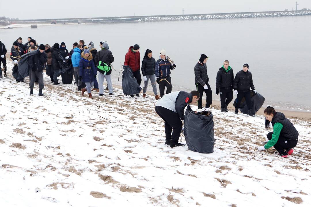 Policijos mokyklos kursantai tvarko pajūrį