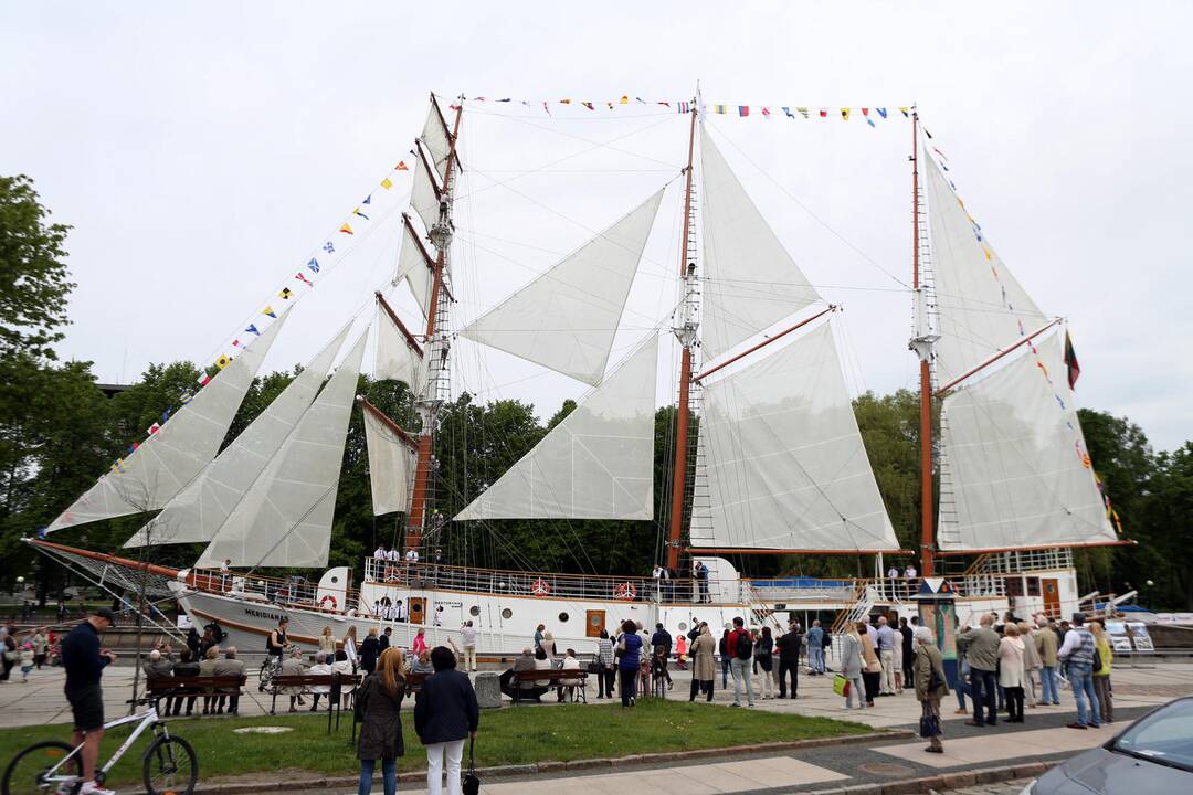 Burlaivis "Meridianas" pakėlė bures