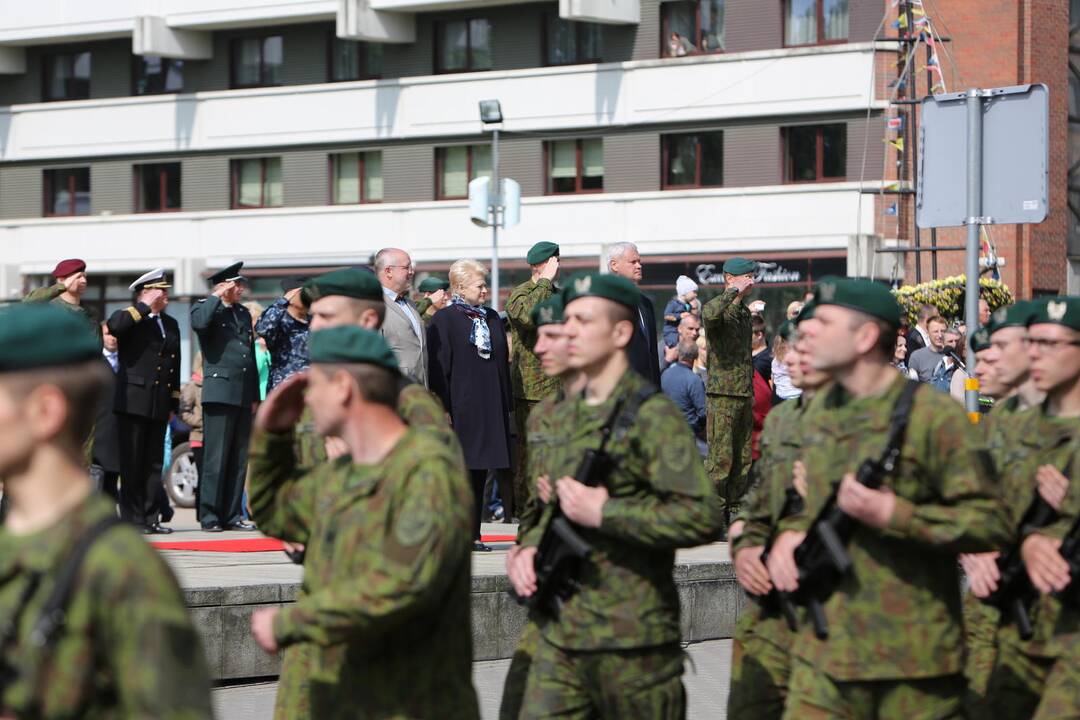 Klaipėdoje į atsargą išlydėti pirmieji šauktiniai