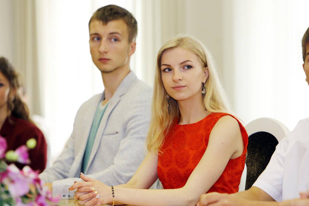 Meras pasveikino moksleivius