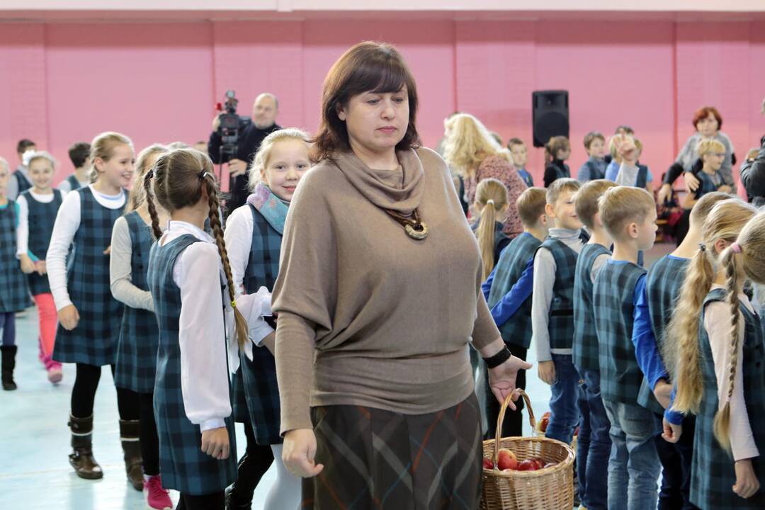 Mokiniai siekė pagerinti obuolių valgymo rekordą