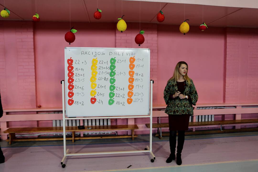 Mokiniai siekė pagerinti obuolių valgymo rekordą