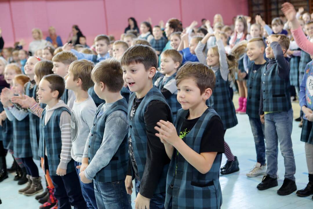 Mokiniai siekė pagerinti obuolių valgymo rekordą