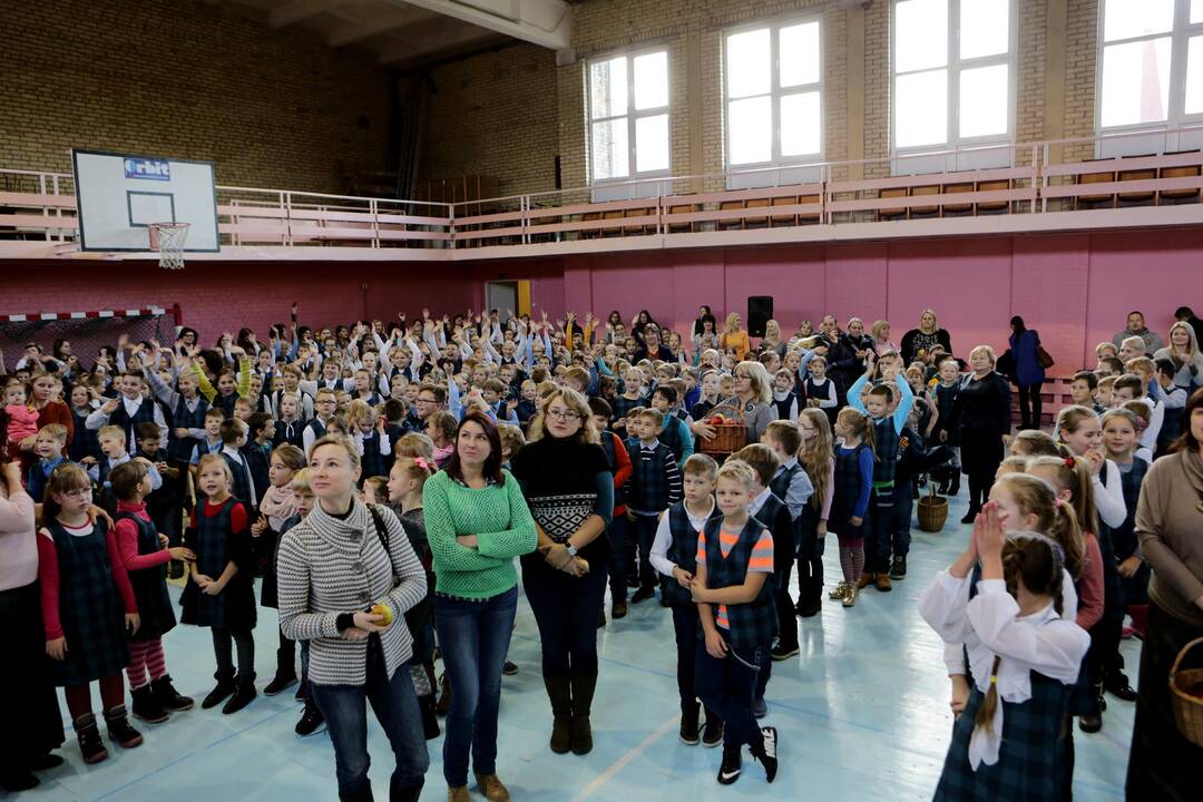 Mokiniai siekė pagerinti obuolių valgymo rekordą