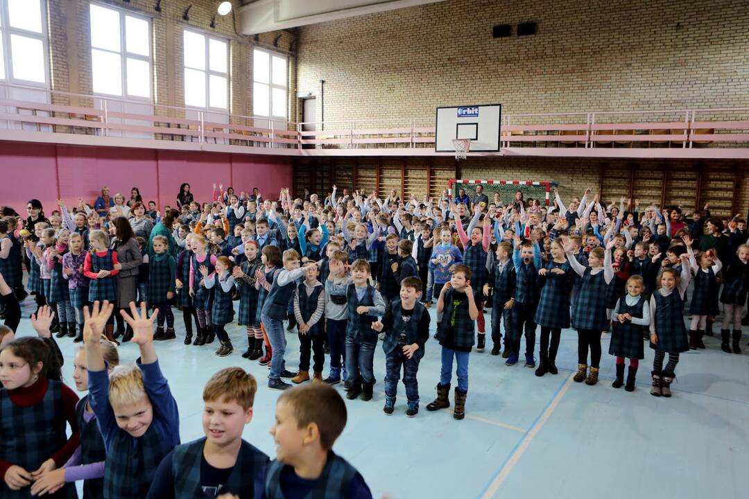Mokiniai siekė pagerinti obuolių valgymo rekordą