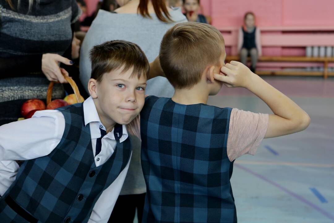 Mokiniai siekė pagerinti obuolių valgymo rekordą
