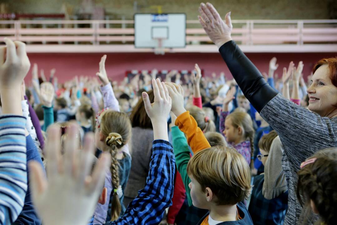 Mokiniai siekė pagerinti obuolių valgymo rekordą