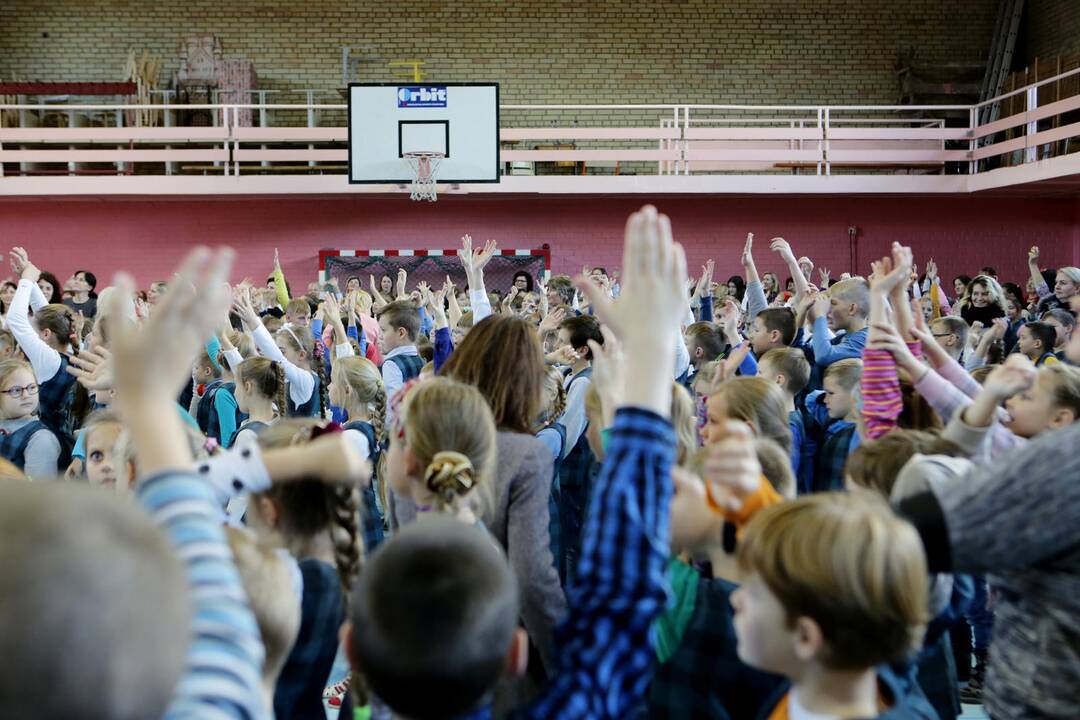 Mokiniai siekė pagerinti obuolių valgymo rekordą