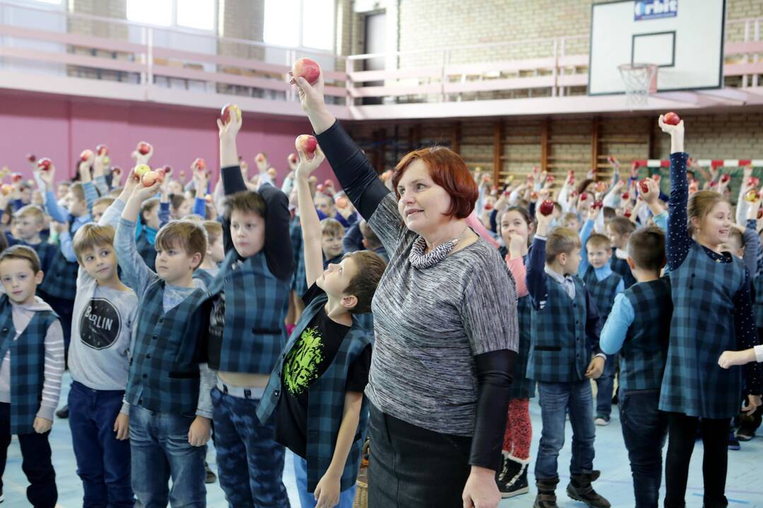 Mokiniai siekė pagerinti obuolių valgymo rekordą