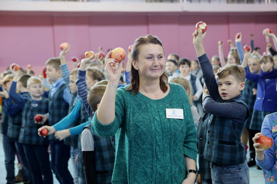 Mokiniai siekė pagerinti obuolių valgymo rekordą