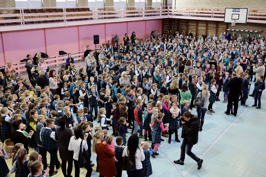 Mokiniai siekė pagerinti obuolių valgymo rekordą