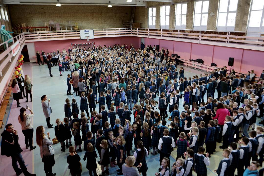 Mokiniai siekė pagerinti obuolių valgymo rekordą